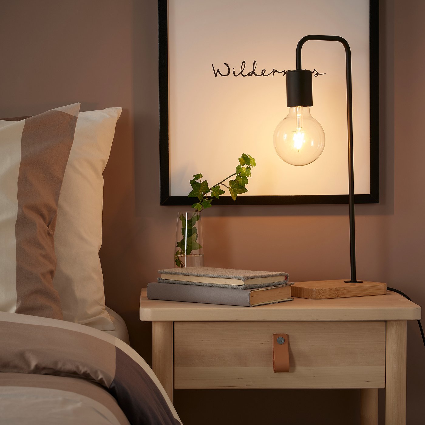 TVÄRHAND lampe de table